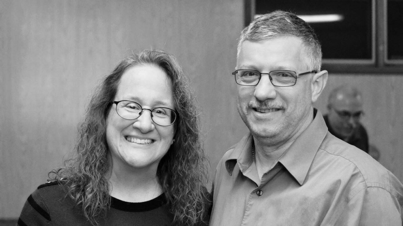 Leo and Carol Maynard in their Denver, PA longarm quilting studio